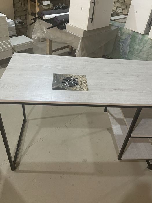 Маникюрный стол лофт с встроенной вытяжкой