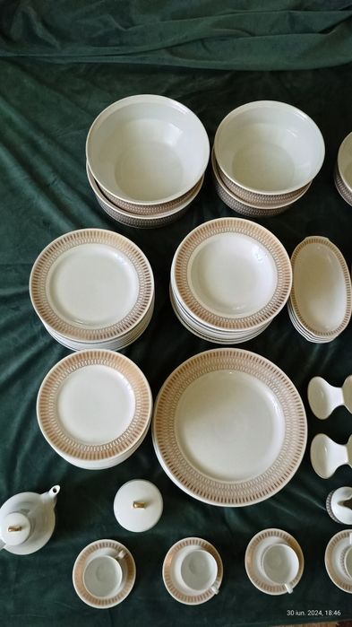 Set serviciu de masa .porțelan cu decor auriu