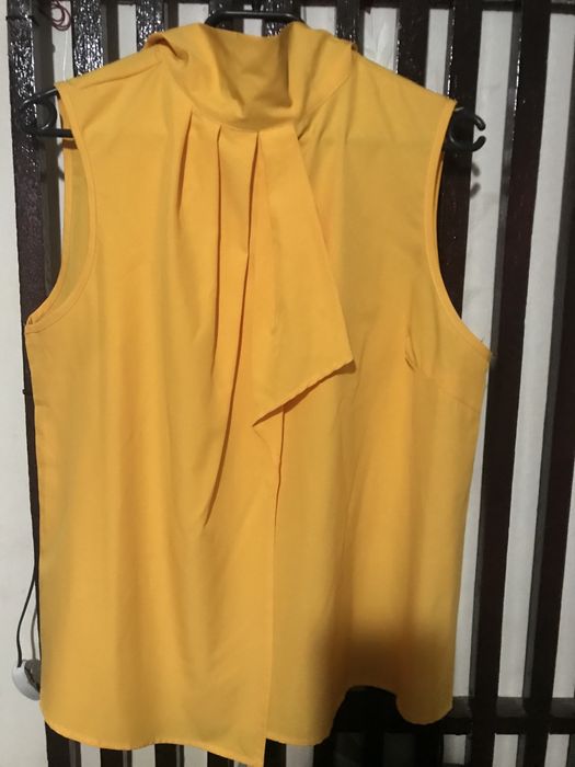 Bluza eleganta  culoarea galben si oantaloni marimea M L