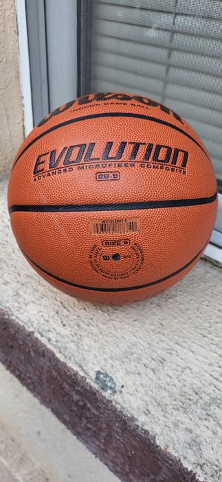 Баскетболна топка е Wilson Evolution Game Basketball 
Материа