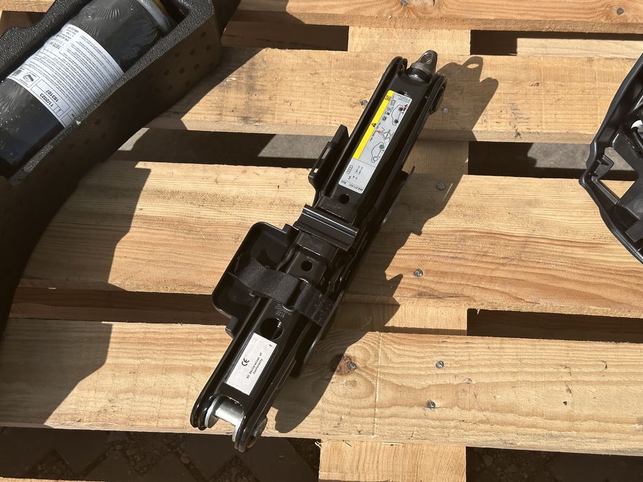 Комплект инструменти с крик AUDI A7 C8 4K8011031