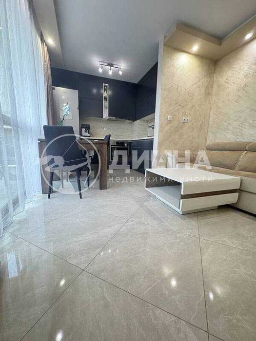 Продава се Тристаен апартамент в Пловдив, Христо Смирненски - 90 кв.м за 1945 €/кв.м - Снимка #1