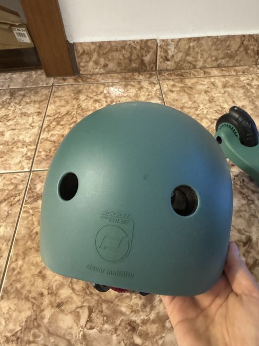 Casca de protectie cu LED si sistem de reglare magnetic