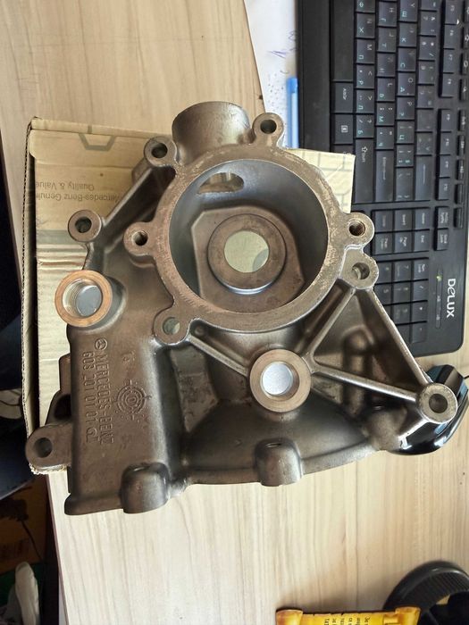 Корпус водна помпа Mercedes W124/W126/W140