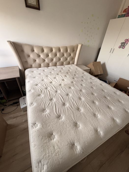 Pat matrimonial tapițat, cu tăblie capitonată + saltea