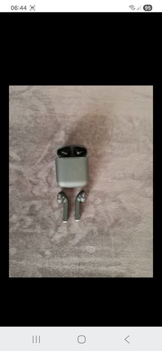 Suport wireless universal și căști wireless universale.