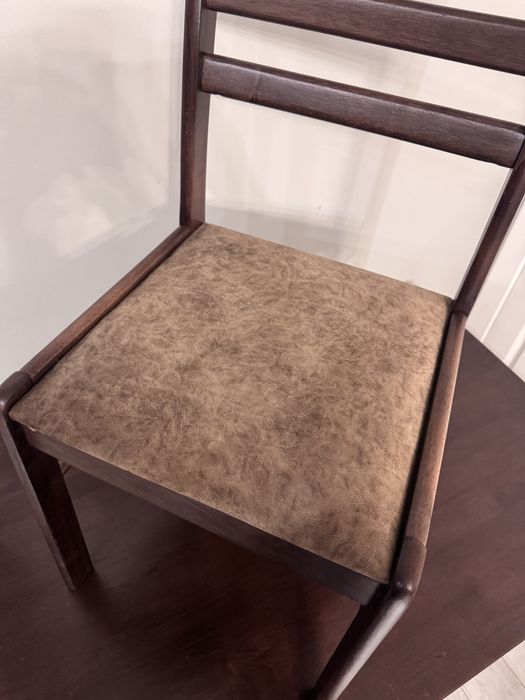 Обеденный стол с двумя стульями