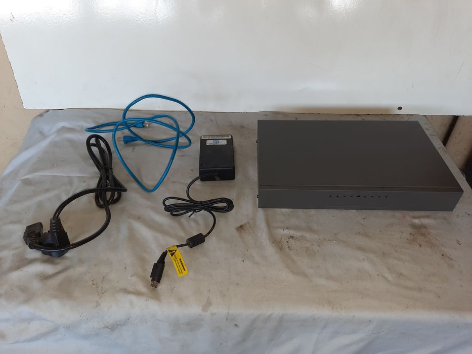 DVR устройство марка HIK VISION модел DS-7204HVI-S/M