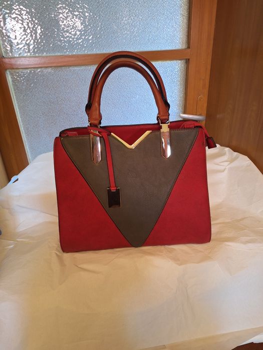 Официална червена чанта