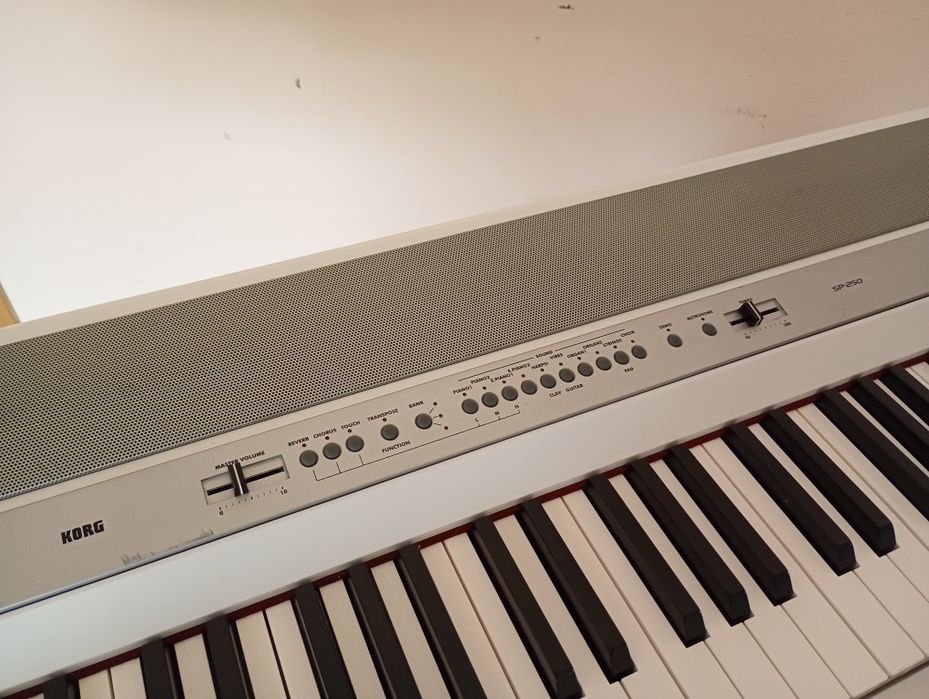 KORG SP-250 White 88 GHS pian digital profesional de scenă orga