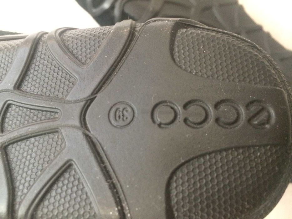 Нови спортни черни обувки ессо.