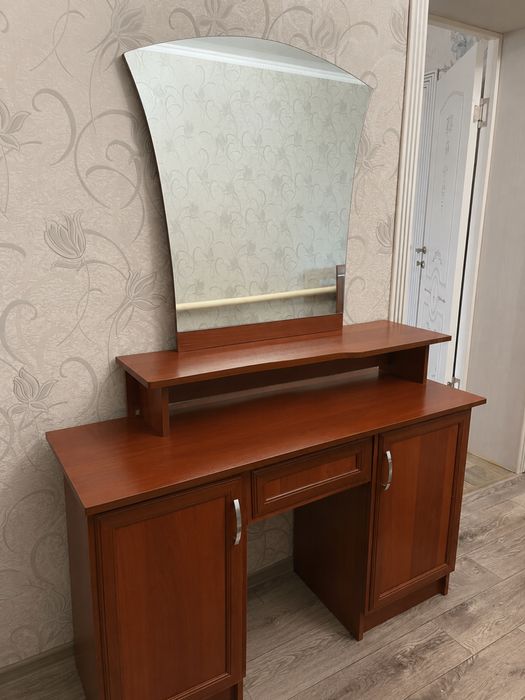 Шкаф и камот с зеркалой