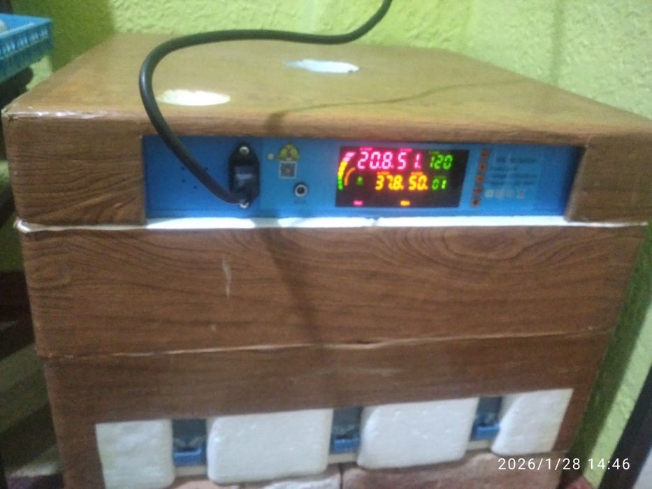 Продам заводской инкубатор на 180 яиц