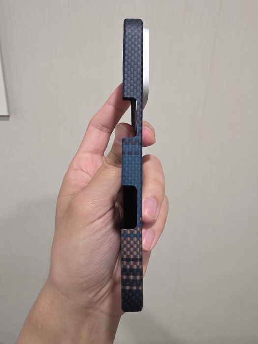 Оригинальный чехол MOFT и чехол типо Pitaka на iPhone 16 Pro