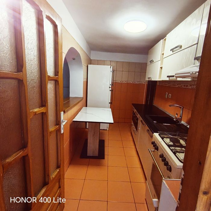 Inchiriez casa 3 camere și curte generoasa