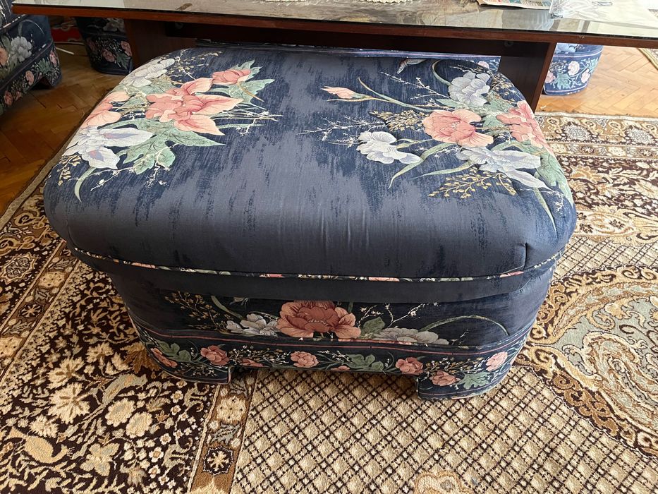 Дизайнерска гарнитура на, Мария Стоева. Намира се в гр. Плевен.