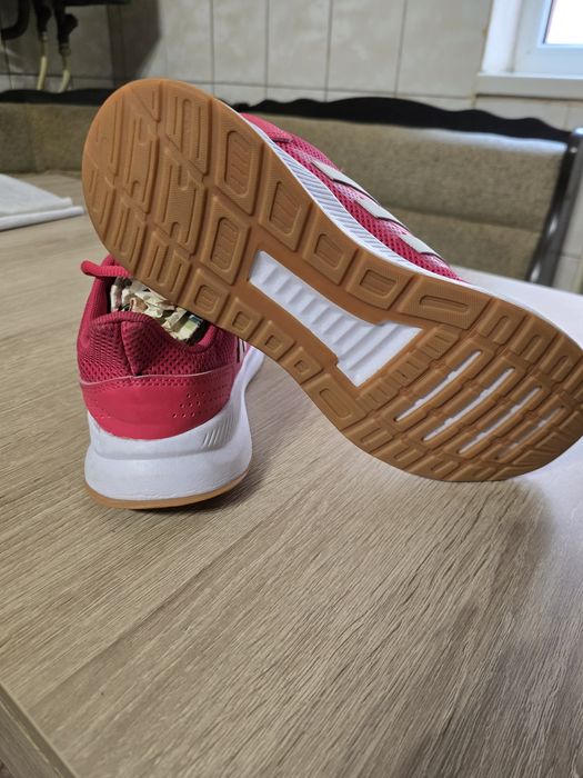 Adidas femei ca si noi