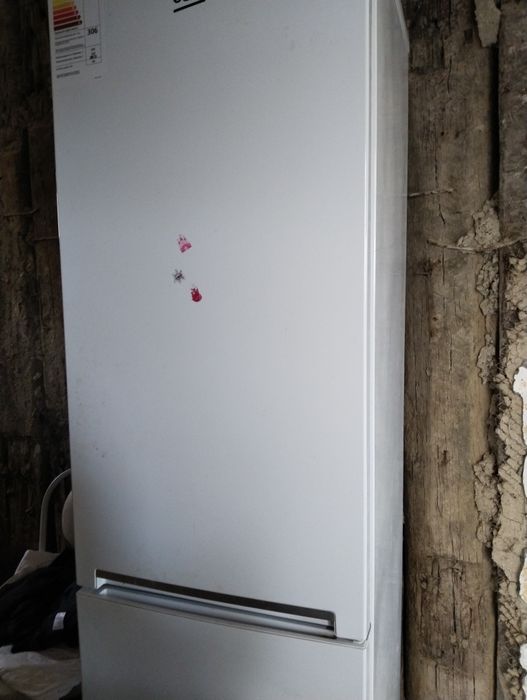 Бу холодильник сатылады. Бағасы келісім бойынша. Екі холодильник бар.