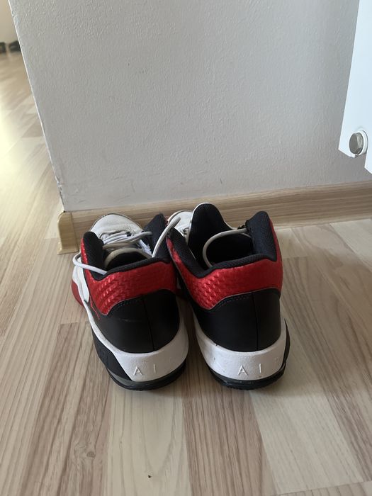 Adidasi Jordan numar 40,5.