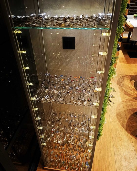 Луксозна стъклена витрина с лична колекция от скъпи сувенири