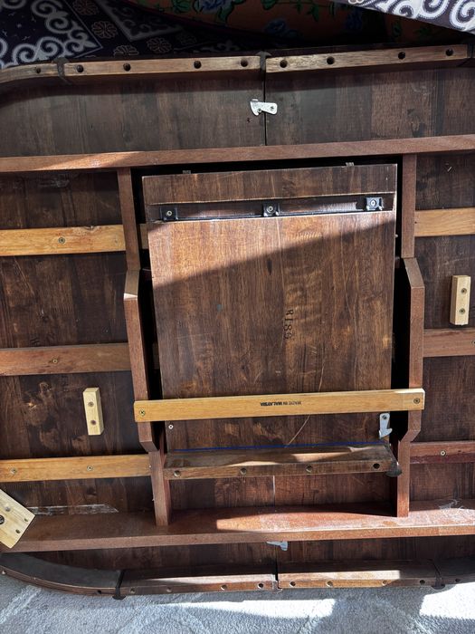 Стол из натурального дерева.