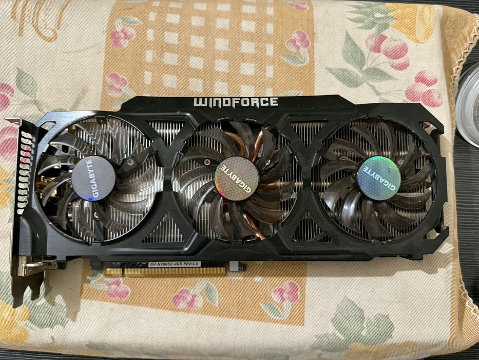 Gigabyte GTX 760 OC 4GB -Conectori video: HDMI, DVI, DisplayPort