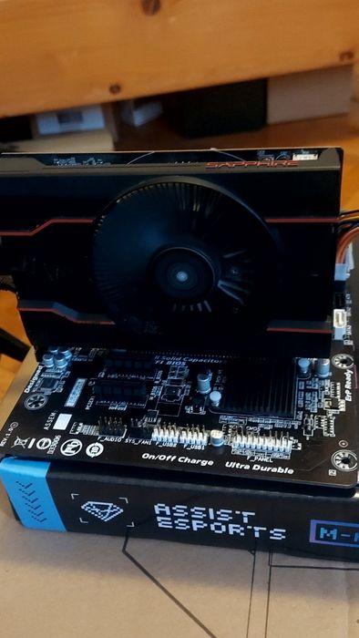 Intel core i5 4460 + 16GB + RX550