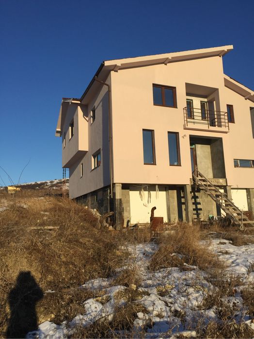 Vand casa cu doua apartamente