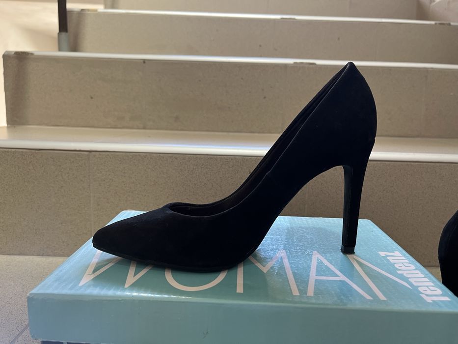 Черни велурени обувки на ток BERSHKA