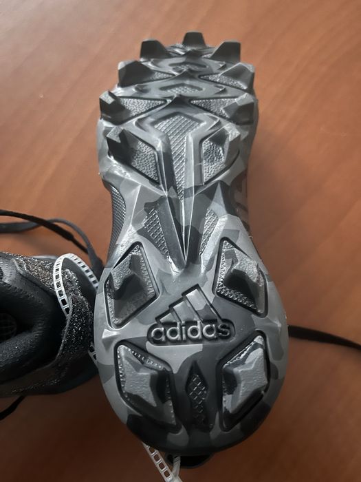 Adidasi fotbal cu crampoane