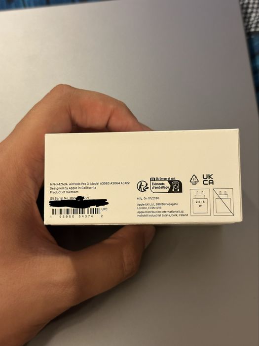 Apple AirPods Pro 3 - почти чисто нови