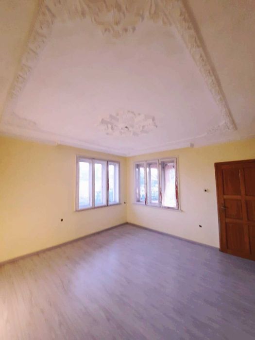 Уютна, триетажна къща от собственик с 4.5 декара двор на 50км от Варна