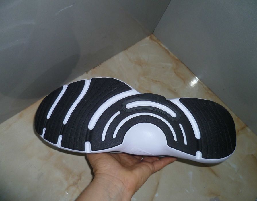 NIKE нови маратонки №45