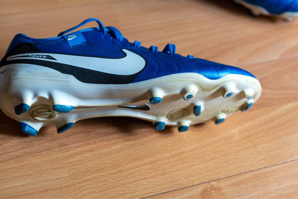 Adidasi fotbal nr 40