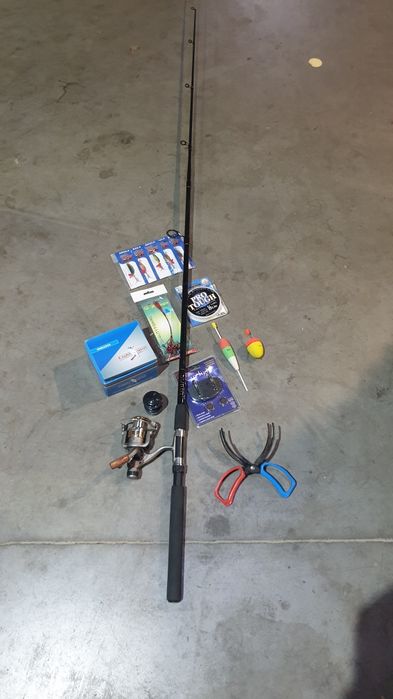 Въдица с макара и подаръци за щука.Нови са!