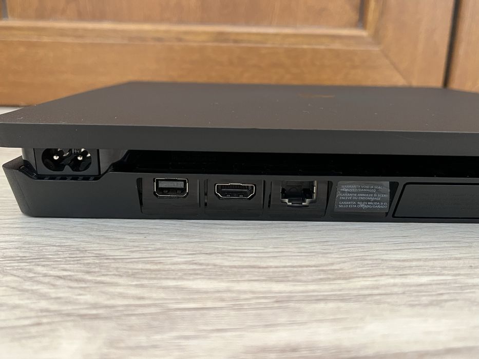 Playstation 4 1TB + GTA 5 Premium Edition.