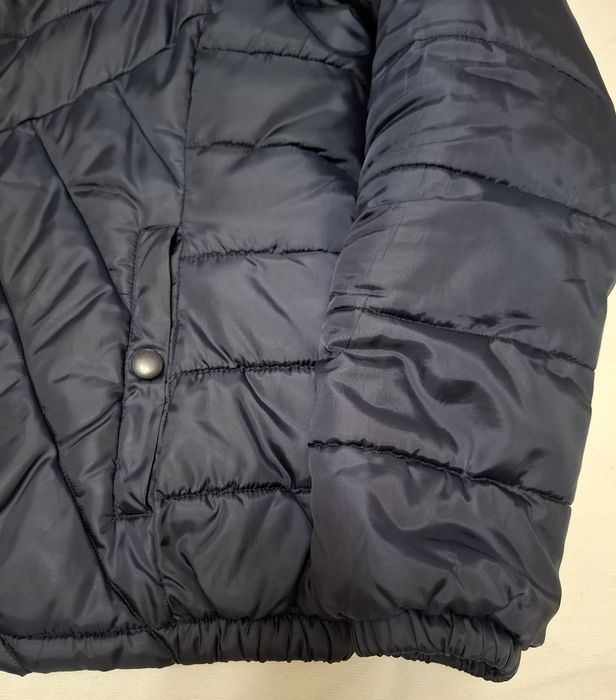 Geacă bleumarin mărime 38 cu glugă, este în stare foarte bună.