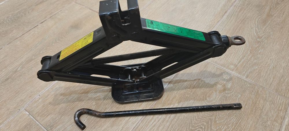 Домкрат для машины