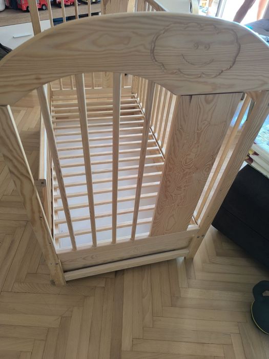 Бебешко креватче от масивно дърво с матрак