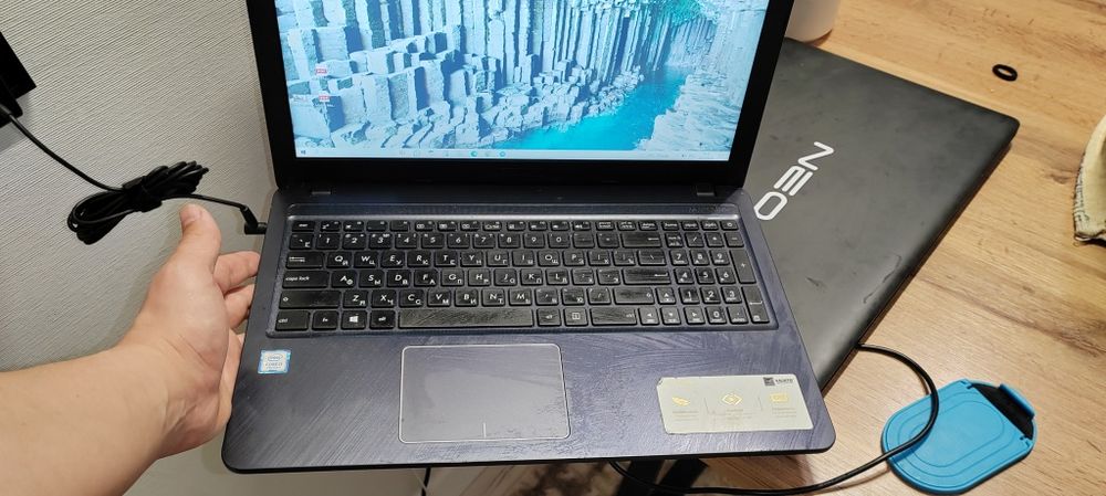 Ноутбук ASUS i3 7020U