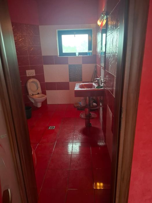 De închiriat casă mare în Bolintin-Vale, ideală pentru firmă, cazare muncitori sau diverse activități.

Imobilul este potrivit pentru:
cazare muncitor