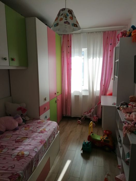 Camera copil ,fata