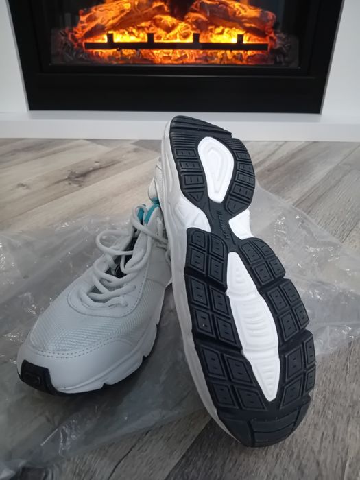 Vând adidasi nike și cizme pentru femei - noi, cu eticheta