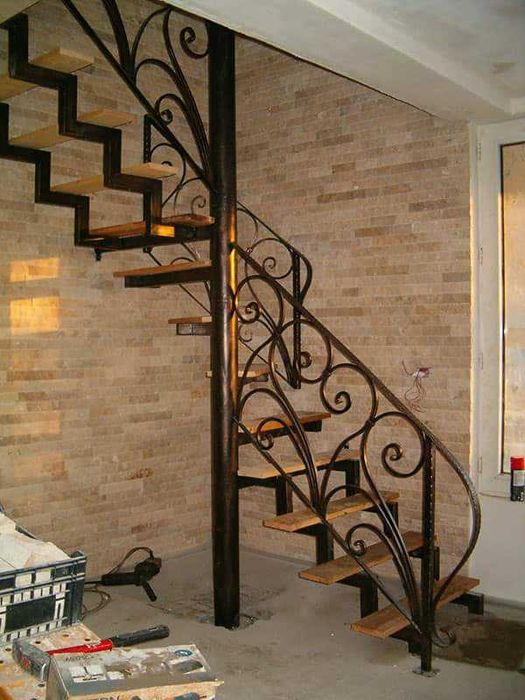 Scari metalice interioare și exterioare