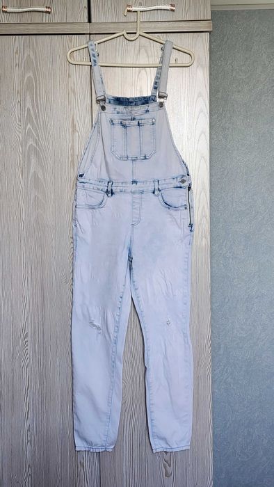 Модный, джинсовый комбинезон