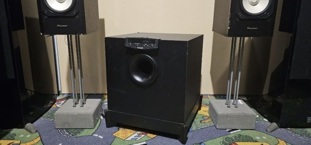 JBL SUB 300 subwoofer activ cu ieșire pentru 5 boxe sateliți