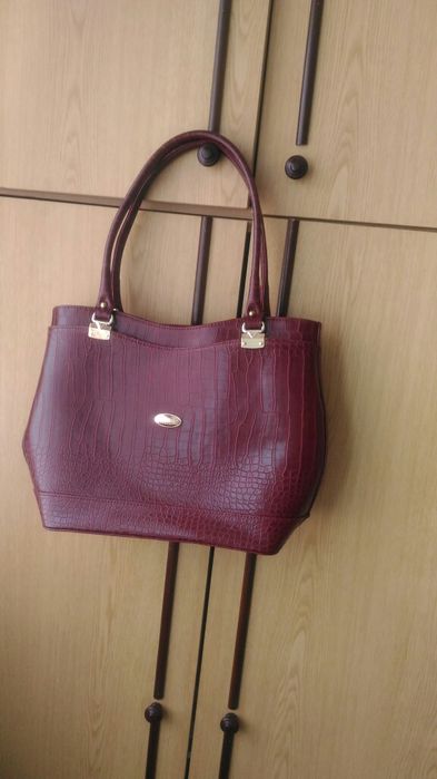 Кожена чанта в бордо