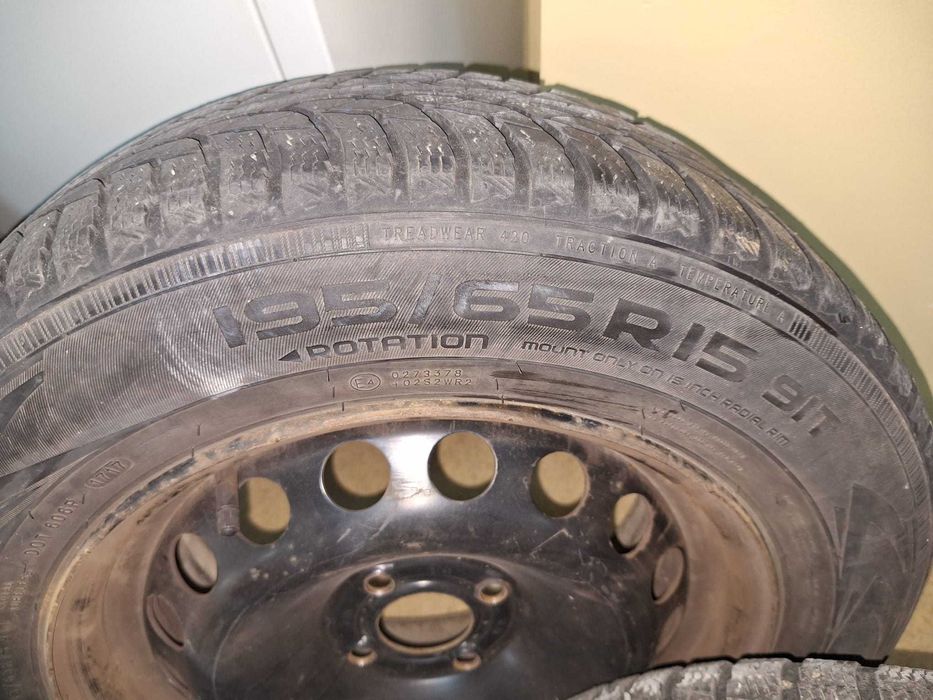 Jante plus cauciucuri iarna 195/65/15 ( Nokian 4 buc si una buc Good)