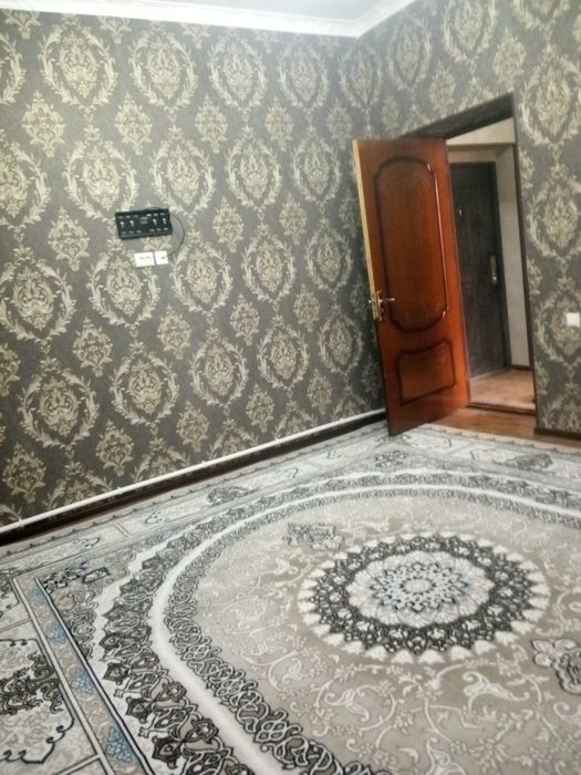 Когон шахар кальцони олдида 1 хоналик Уй янги домдан ижарага берилади.