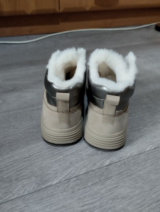 Женские кроссовки